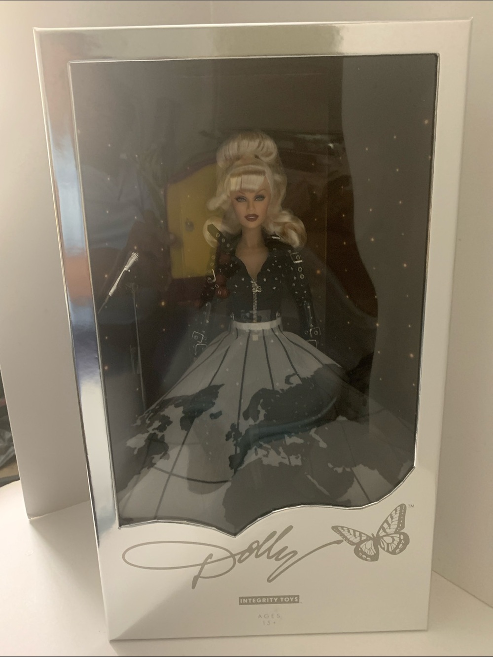 Dolly Fashion World on Fire Collector Doll by Integrity Toys